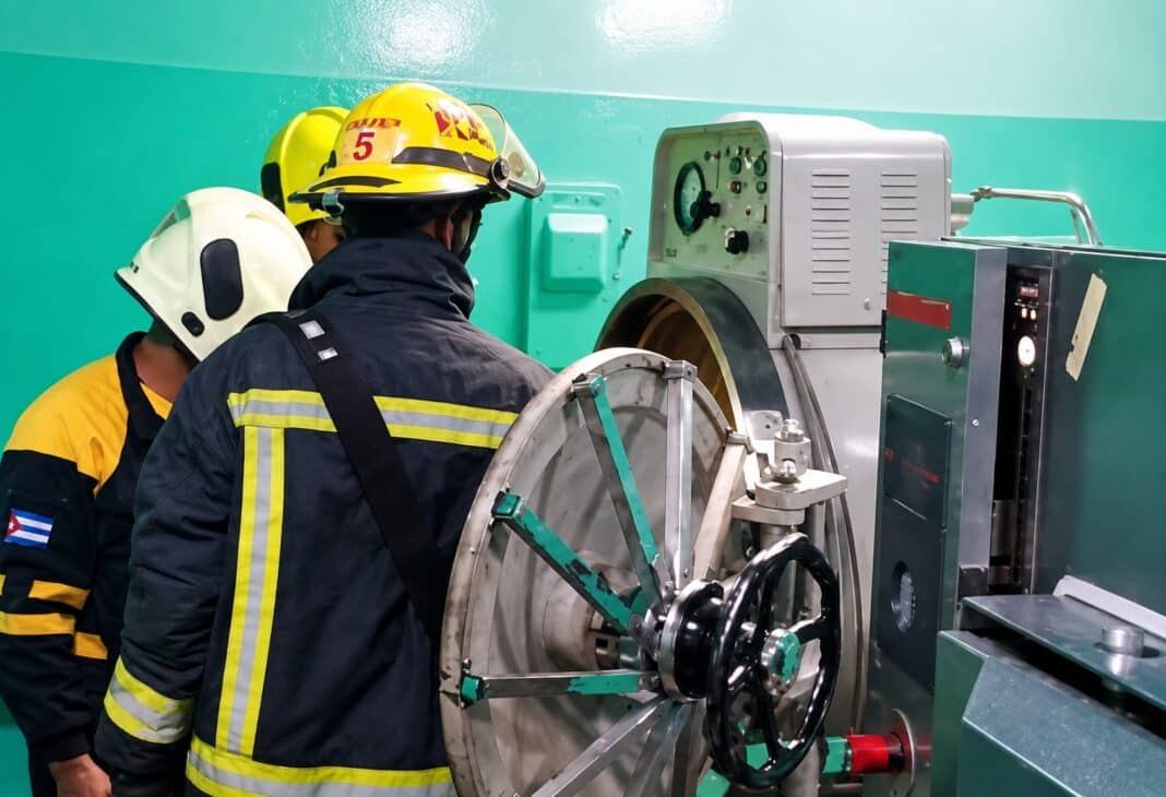 Bomberos intervienen a tiempo y evitan que se incendie equipo médico en un hospital materno de La Habana
