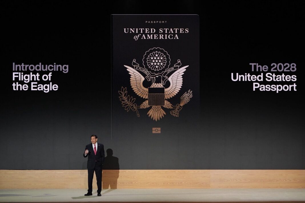 Marco Rubio presenta el nuevo pasaporte de EEUU y se vuelve la sensación de Internet por su parecido con Steve Jobs