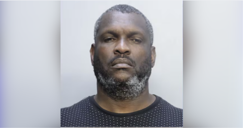 El taxista de Miami Beach, de 48 años, enfrenta ocho cargos, entre ellos secuestro y esquema organizado para defraudar
