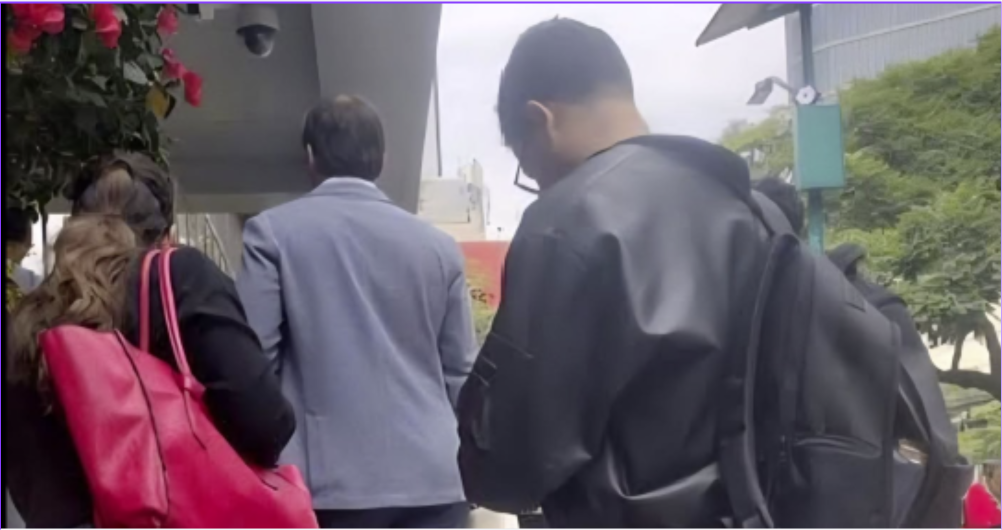 Periodista oficialista Abdiel Bermúdez en oficina de Inmigración en México