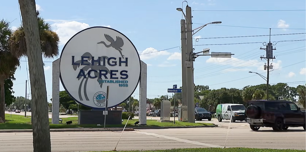 Calle residencial con casas de una planta en Lehigh Acres, comunidad que cubanos llaman la nueva Hialeah