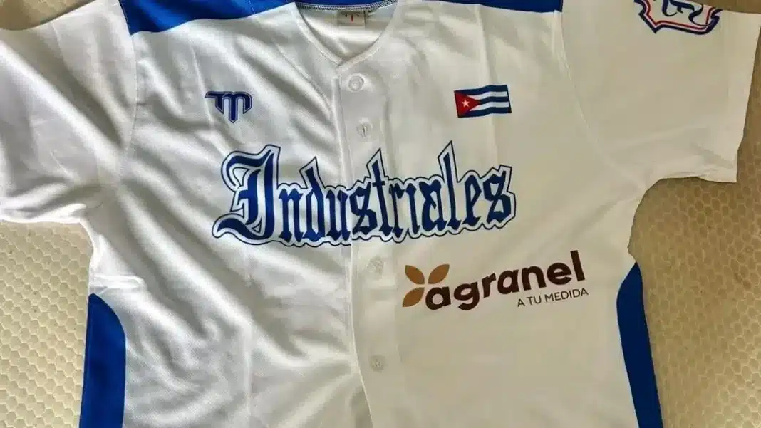 Peloteros de Industriales con el logo de A Granel en el uniforme, primer patrocinio privado, en el Estadio Latinoamericano