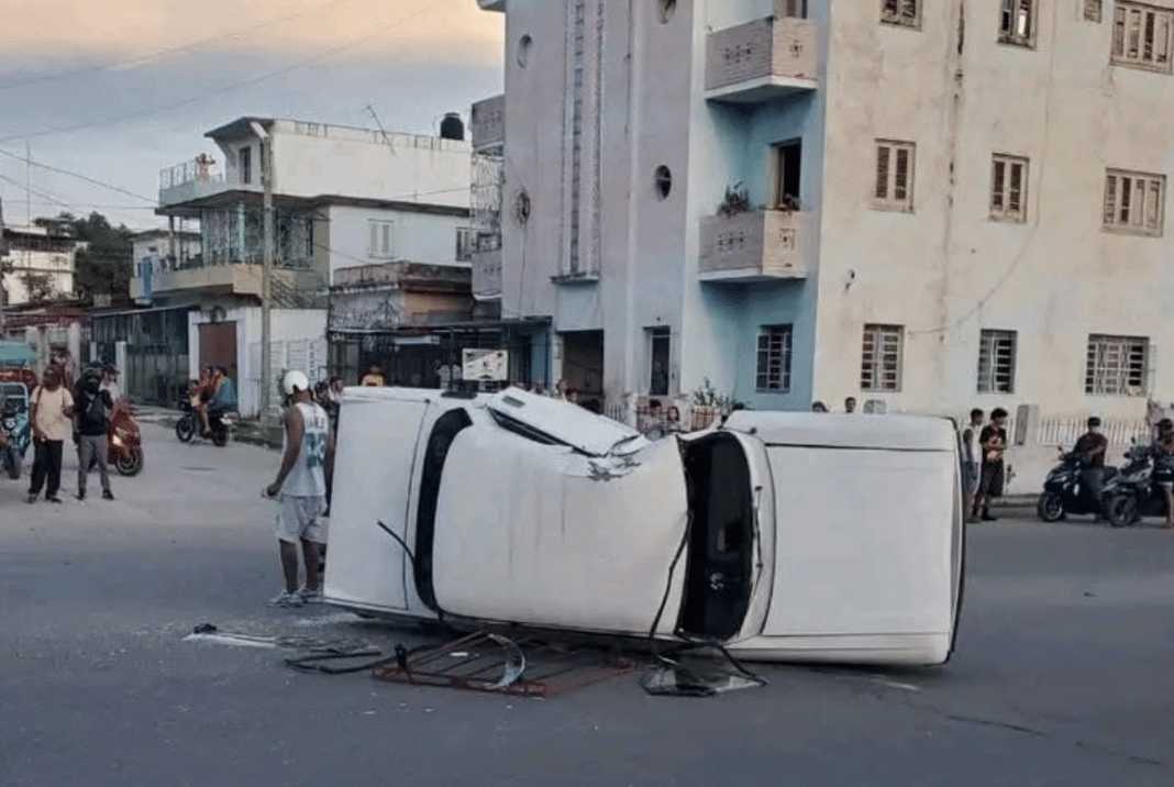 Fuerte accidente en La Habana: Moto impacta a un Moskvitch y lo vuelca