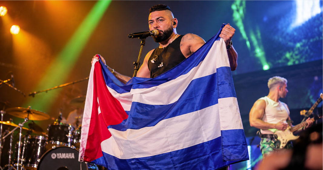 El Chacal saca la bandera cubana en Alicantes, España, y le tira a Díaz-Canel