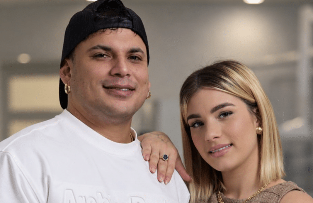 Claudia Artiles le lanza un plato de comida a Ultrack en pleno Live de TikTok