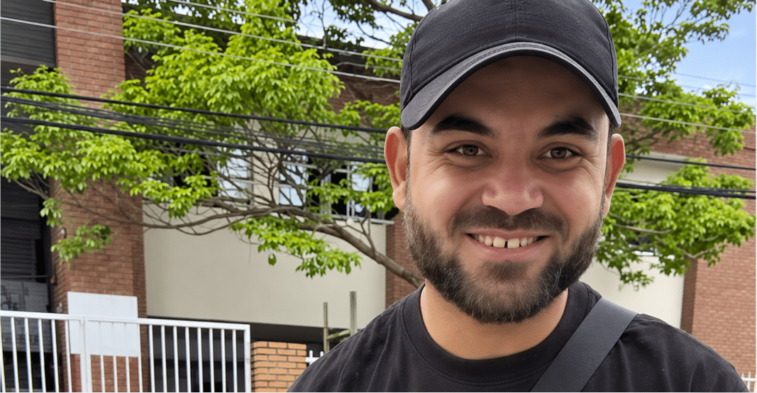 Influencer venezolano Gregory Berty conversa con un vendedor ambulante cubano durante la compra de cupcakes en Bolivia.