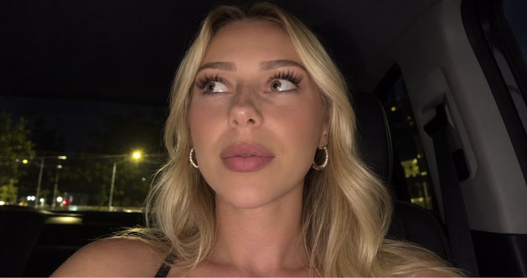 Pasajera rubia en el asiento trasero de un Uber en Miami, en el video donde un chofer cubano le pide que sea su novia.