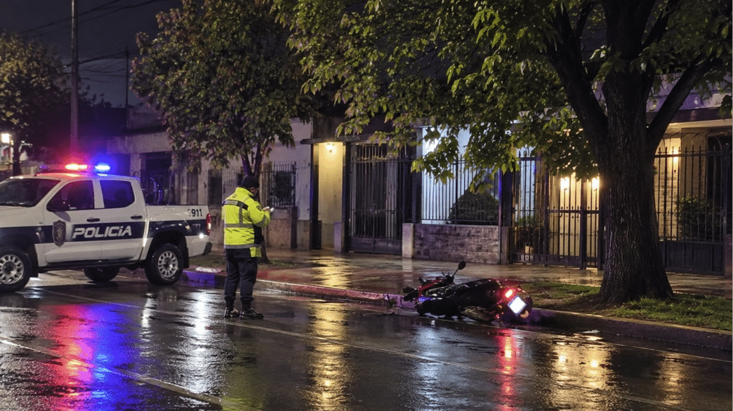 Lugar del accidente en el barrio Las Acacias, en Montevideo, donde murieron dos motociclistas cubanos.